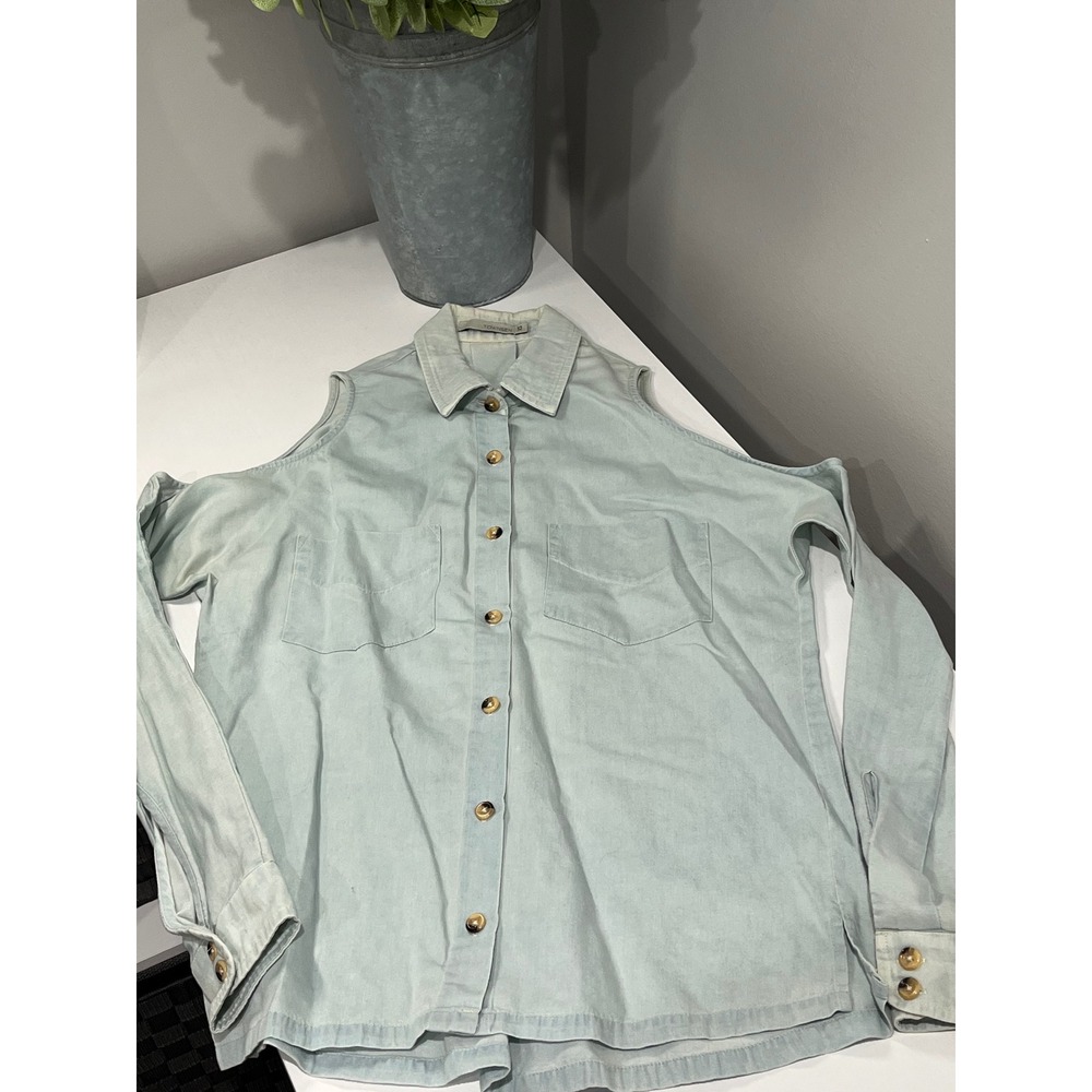 TOWNSEN Light Wash Cold Shoulder Denim Button Up Shirt Womens XS‎